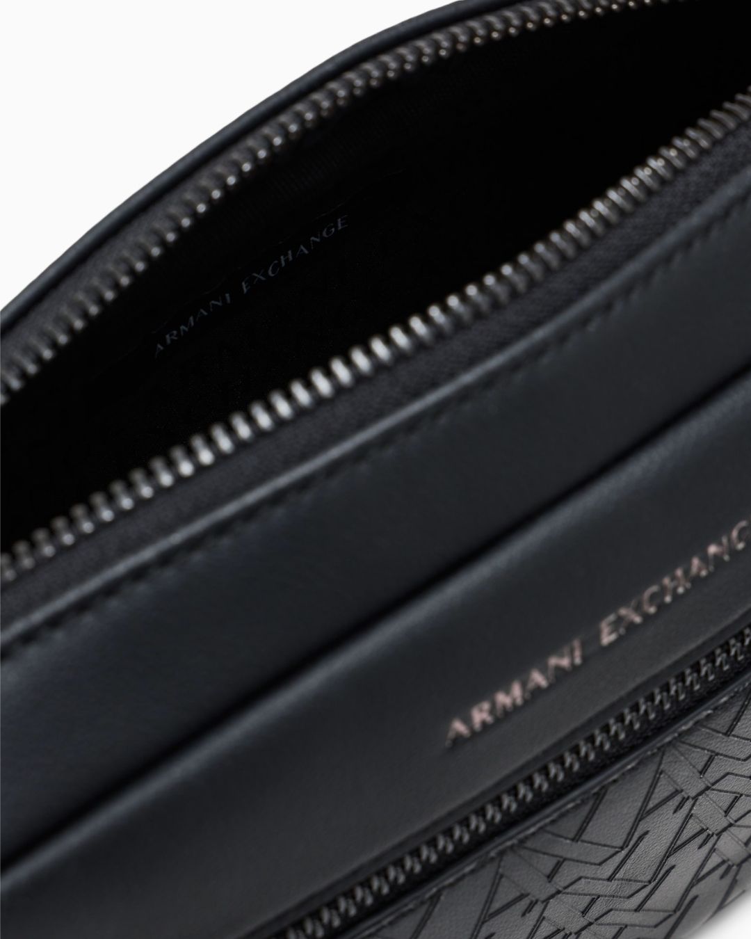 Beauty case effetto pelle con logo in rilievo Nero XM003583 AF26662 UC001 ARMANI EXCHANGE