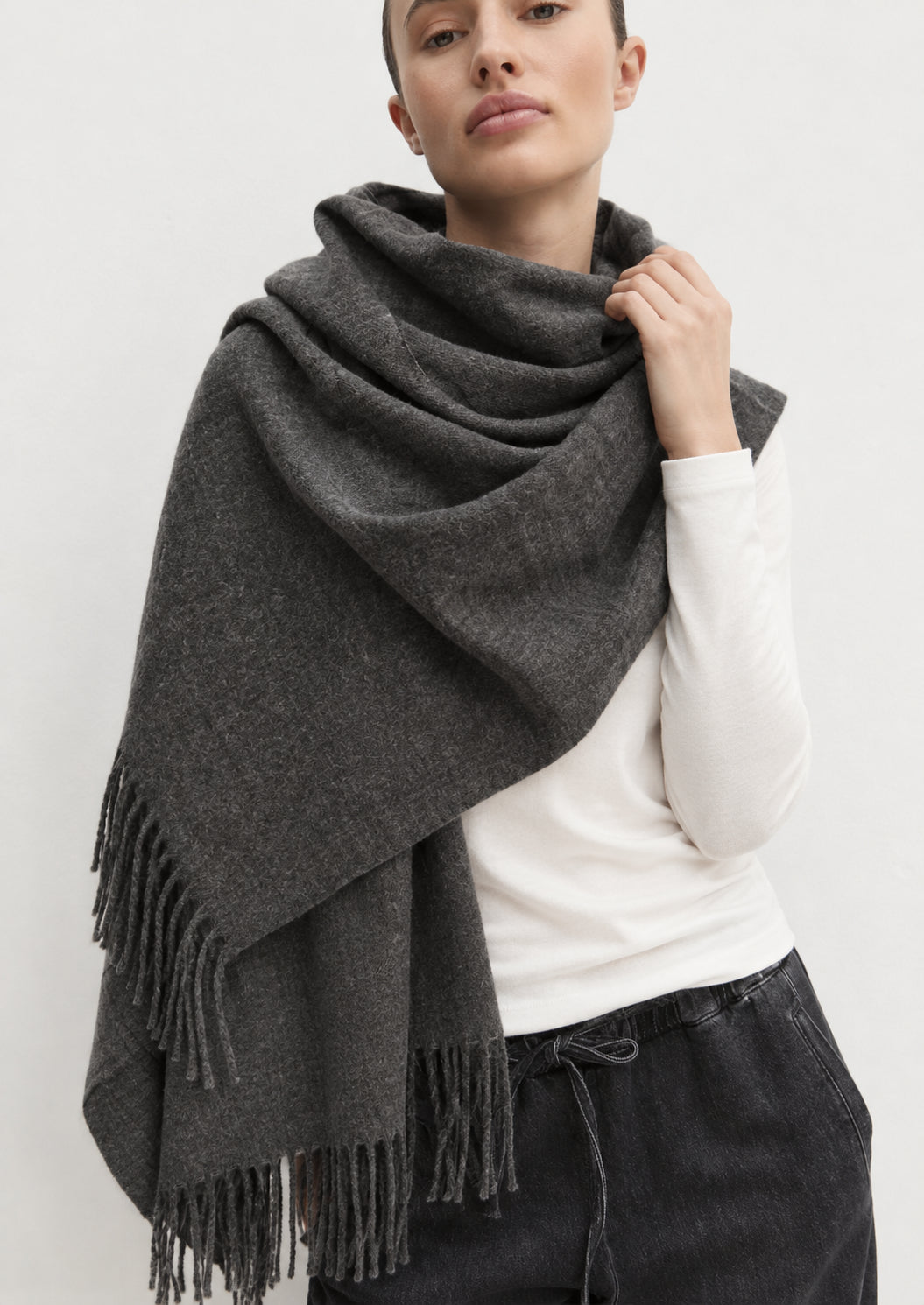 Sciarpa con frangia Emmsupremo Grigio Scuro 2625546011200 002 EMME MARELLA
