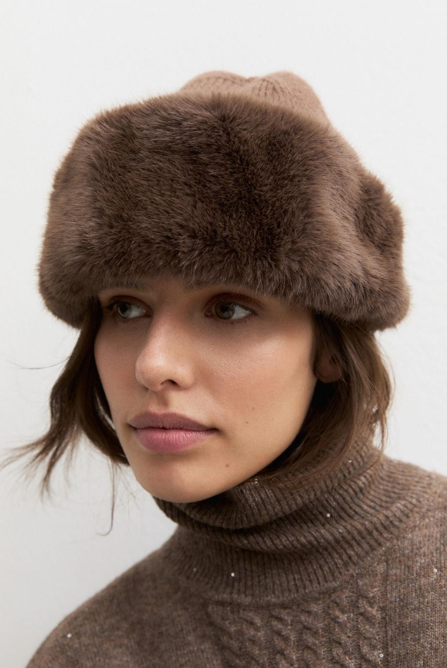 Berretto con bordo in tessuto furry Marrone 2625576042200 002 EMME MARELLA