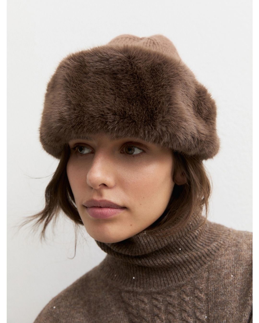 Berretto con bordo in tessuto furry Marrone 2625576042200 002 EMME MARELLA