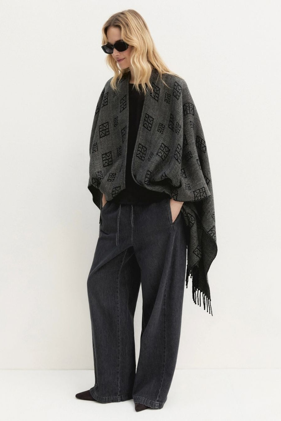 Poncho jacquard con frange Nero 2625736021200 002 EMME MARELLA