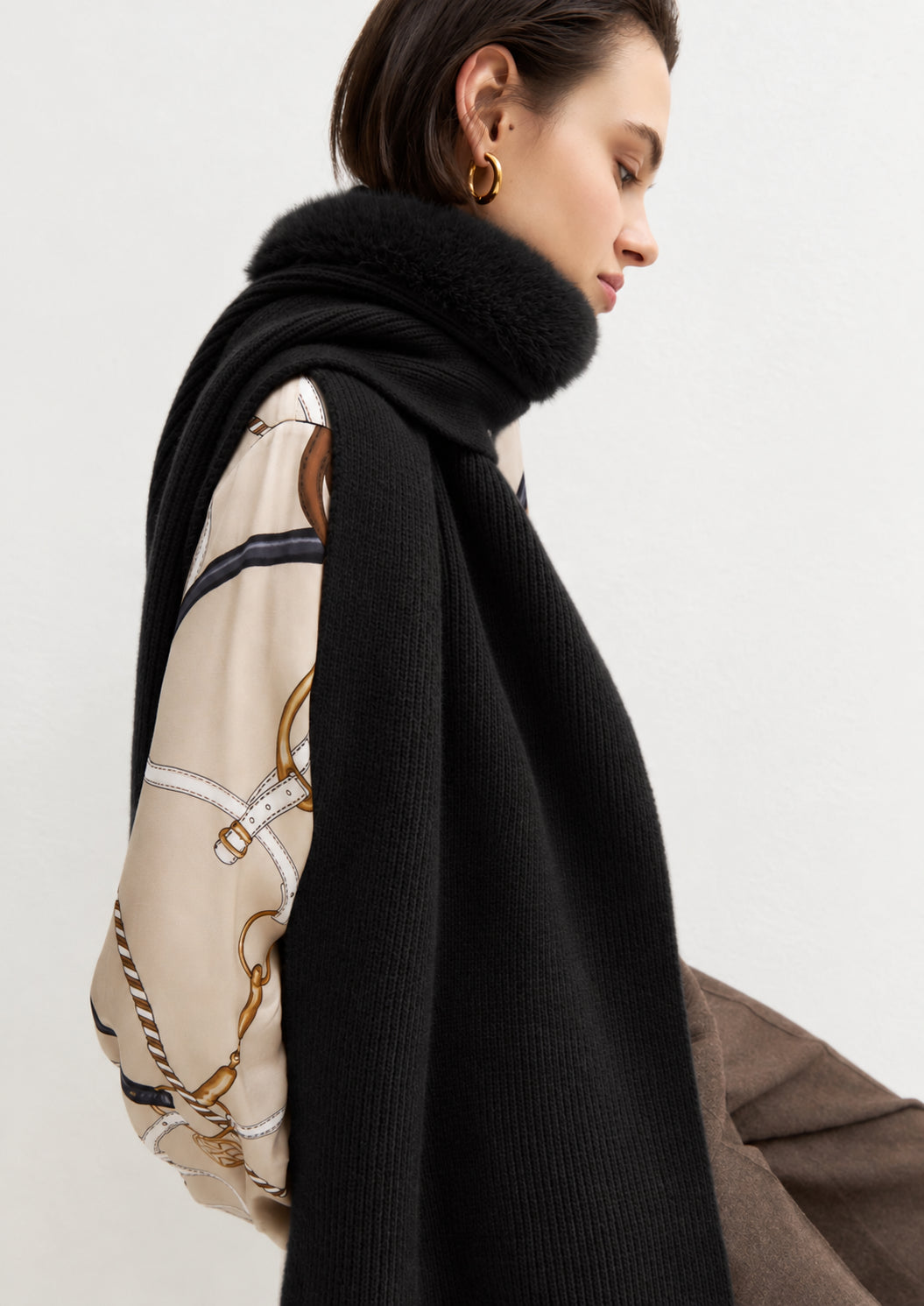 Sciarpa cappuccio Emmcerchio con bordo in tessuto furry Nero 2625746022200 003 EMME MARELLA