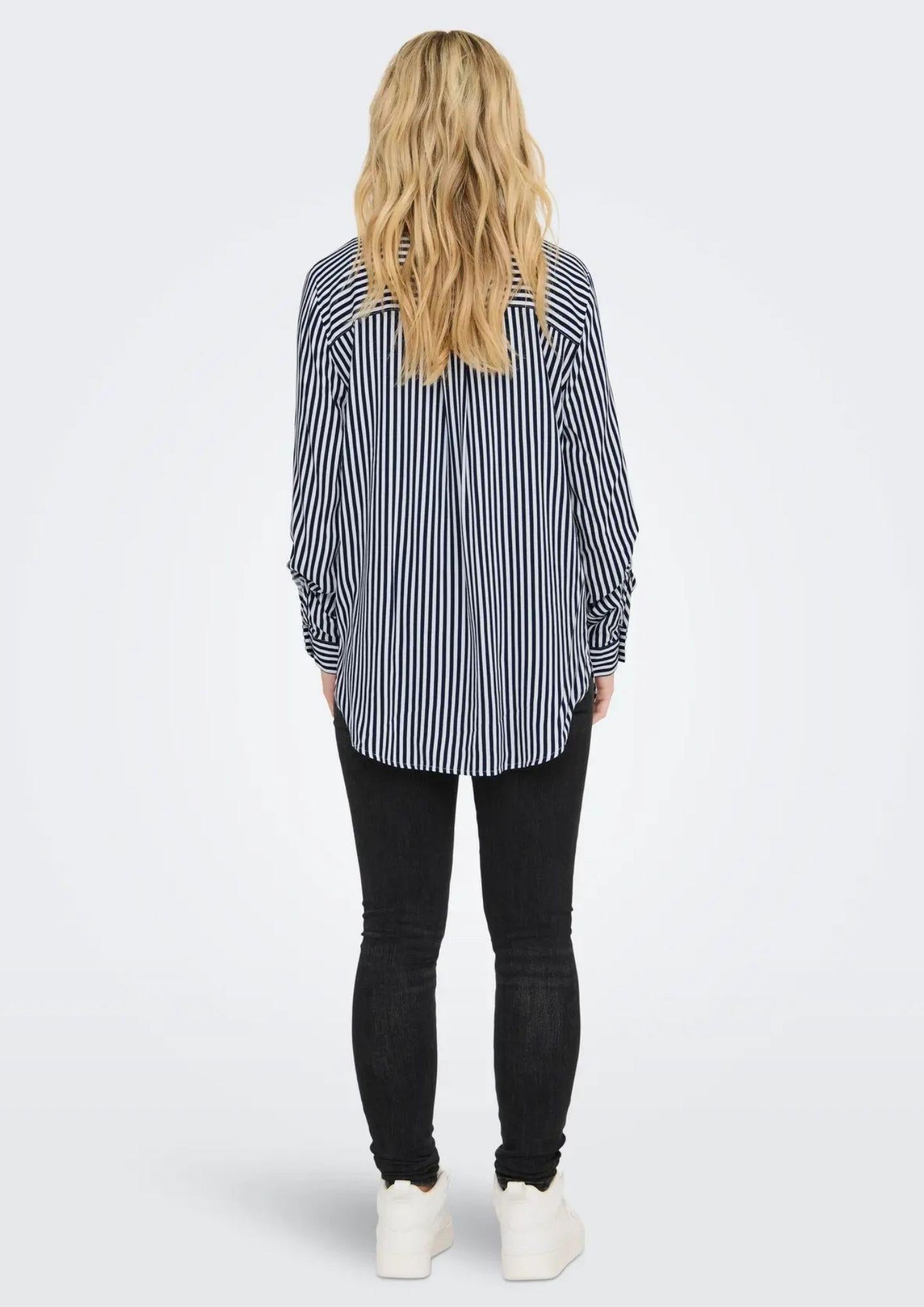 15329311 White SKY CAPTAIN JACQUELINE DE YONG