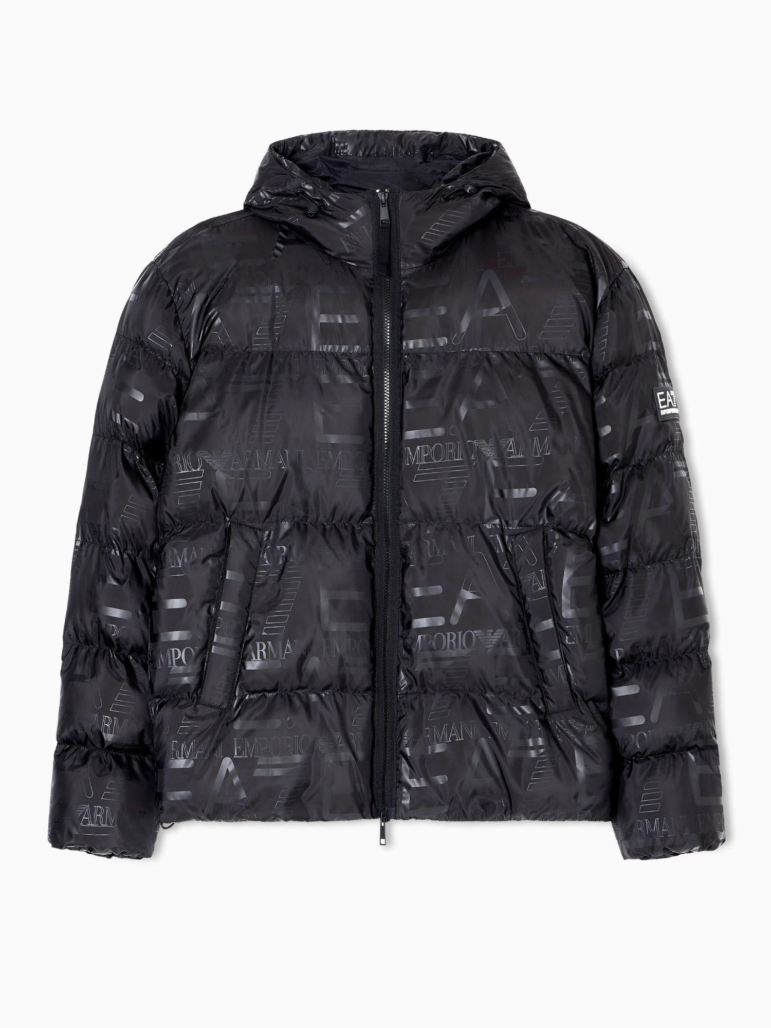 EA7 Emporio Armani Giacca Imbottita con Cappuccio Uomo Stampa Logo All-Over Nero 7M000697 AF15969 UC001 EA7 EMPORIO ARMANI