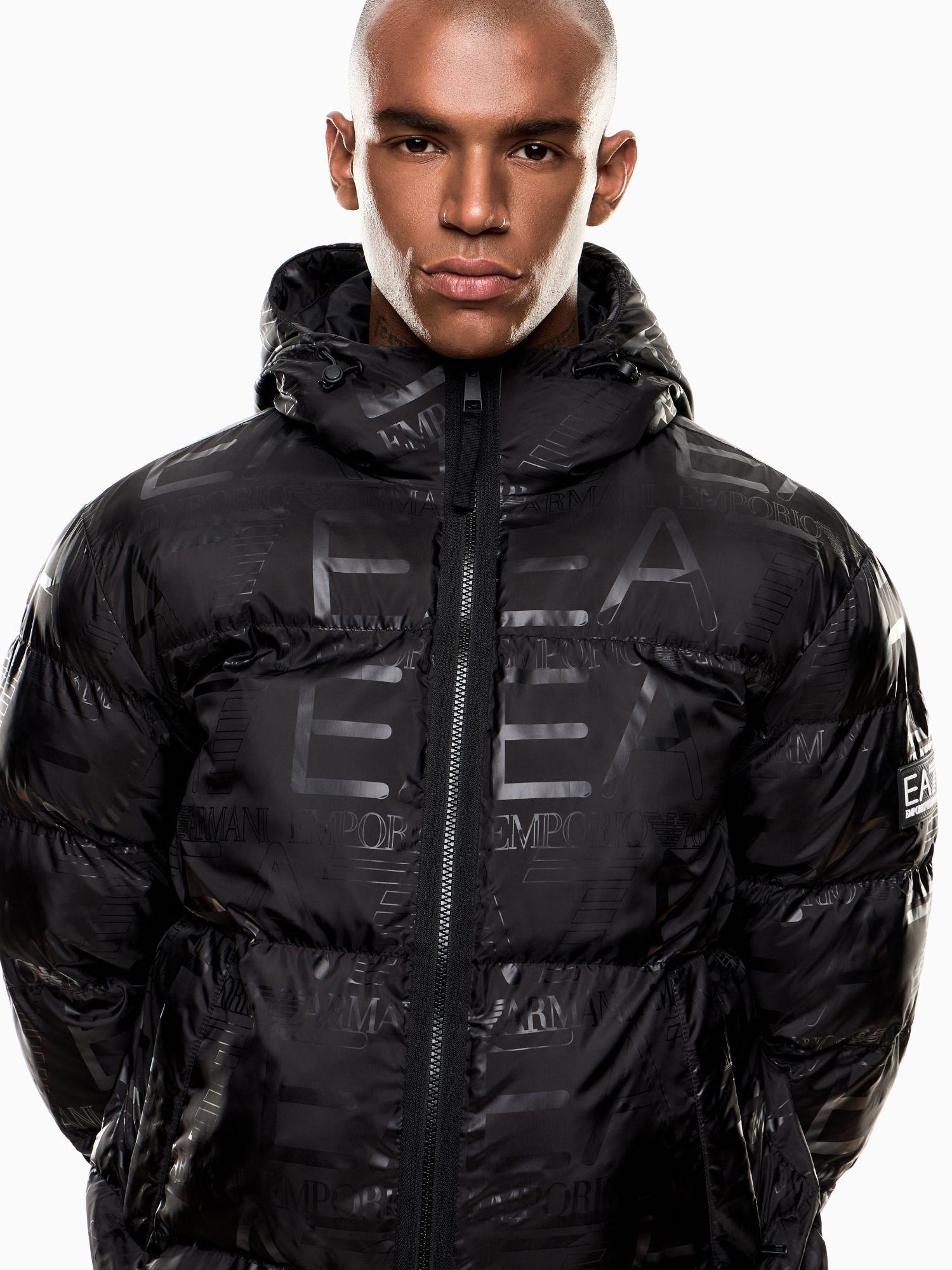 EA7 Emporio Armani Giacca Imbottita con Cappuccio Uomo Stampa Logo All-Over Nero 7M000697 AF15969 UC001 EA7 EMPORIO ARMANI