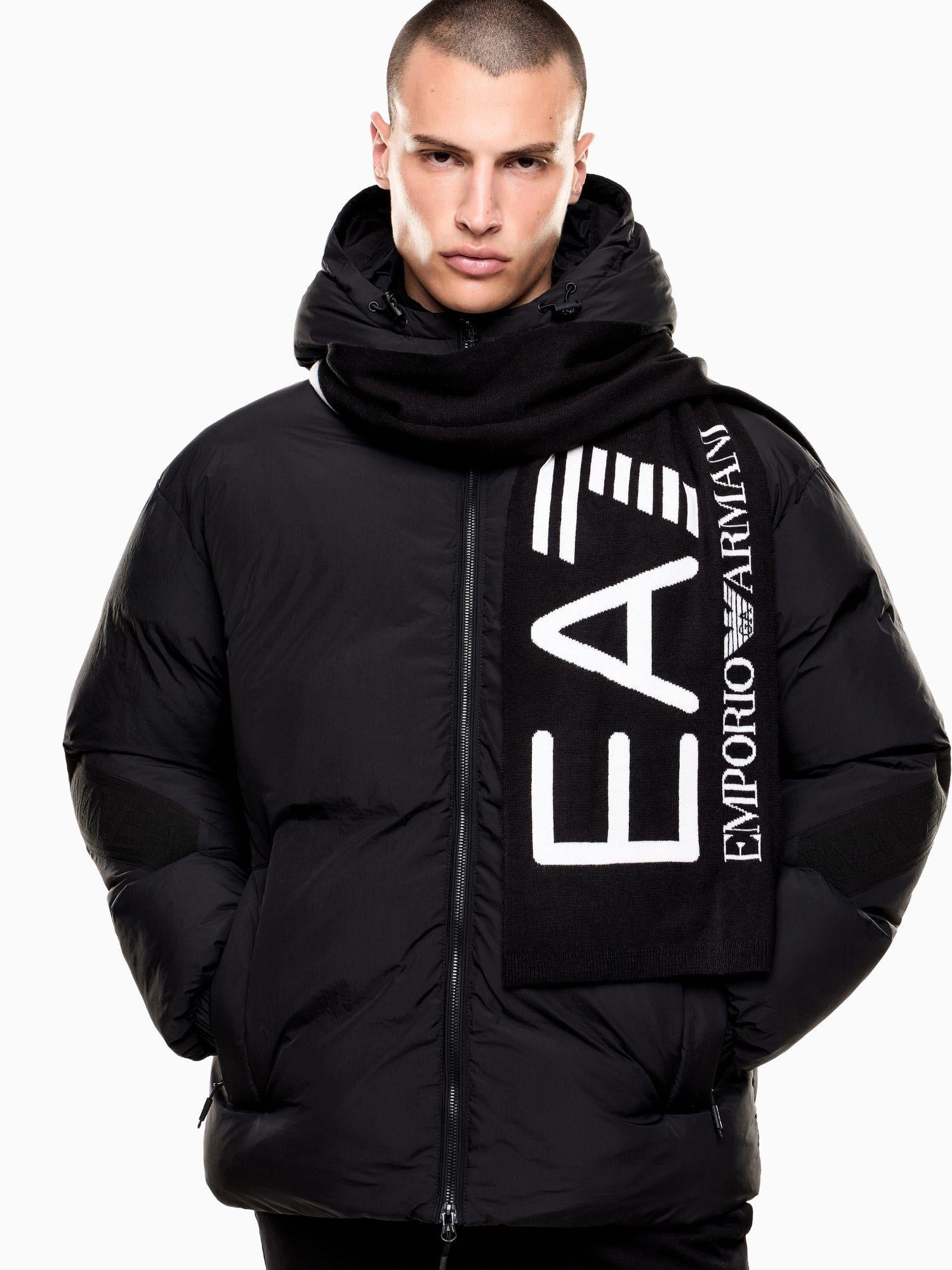 EA7 Emporio Armani Sciarpa Visibility con maxi logo EA7 Nero 7X000007 AF11994 MC008 EA7 EMPORIO ARMANI