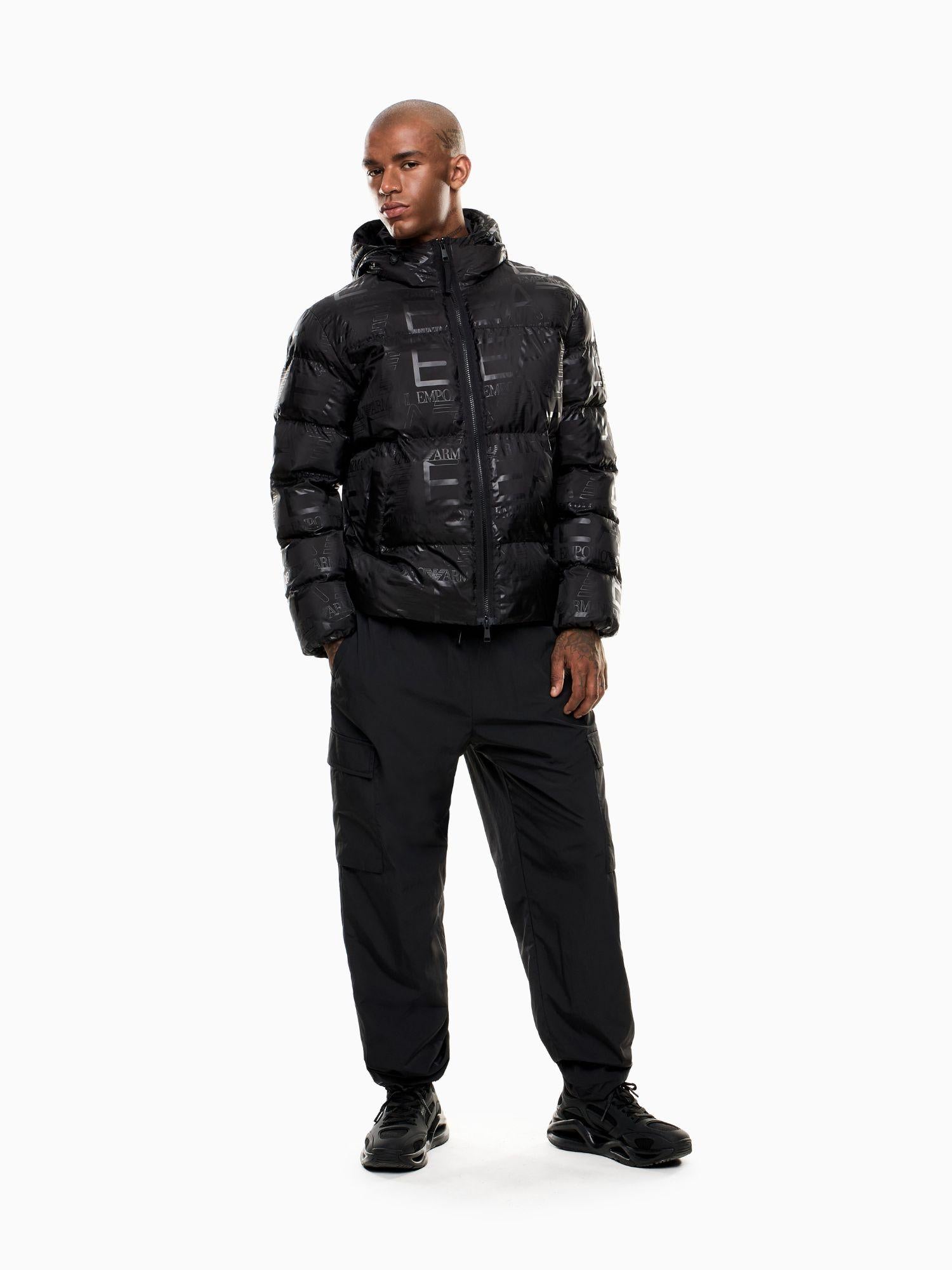 EA7 Emporio Armani Giacca Imbottita con Cappuccio Uomo Stampa Logo All-Over Nero 7M000697 AF15969 UC001 EA7 EMPORIO ARMANI