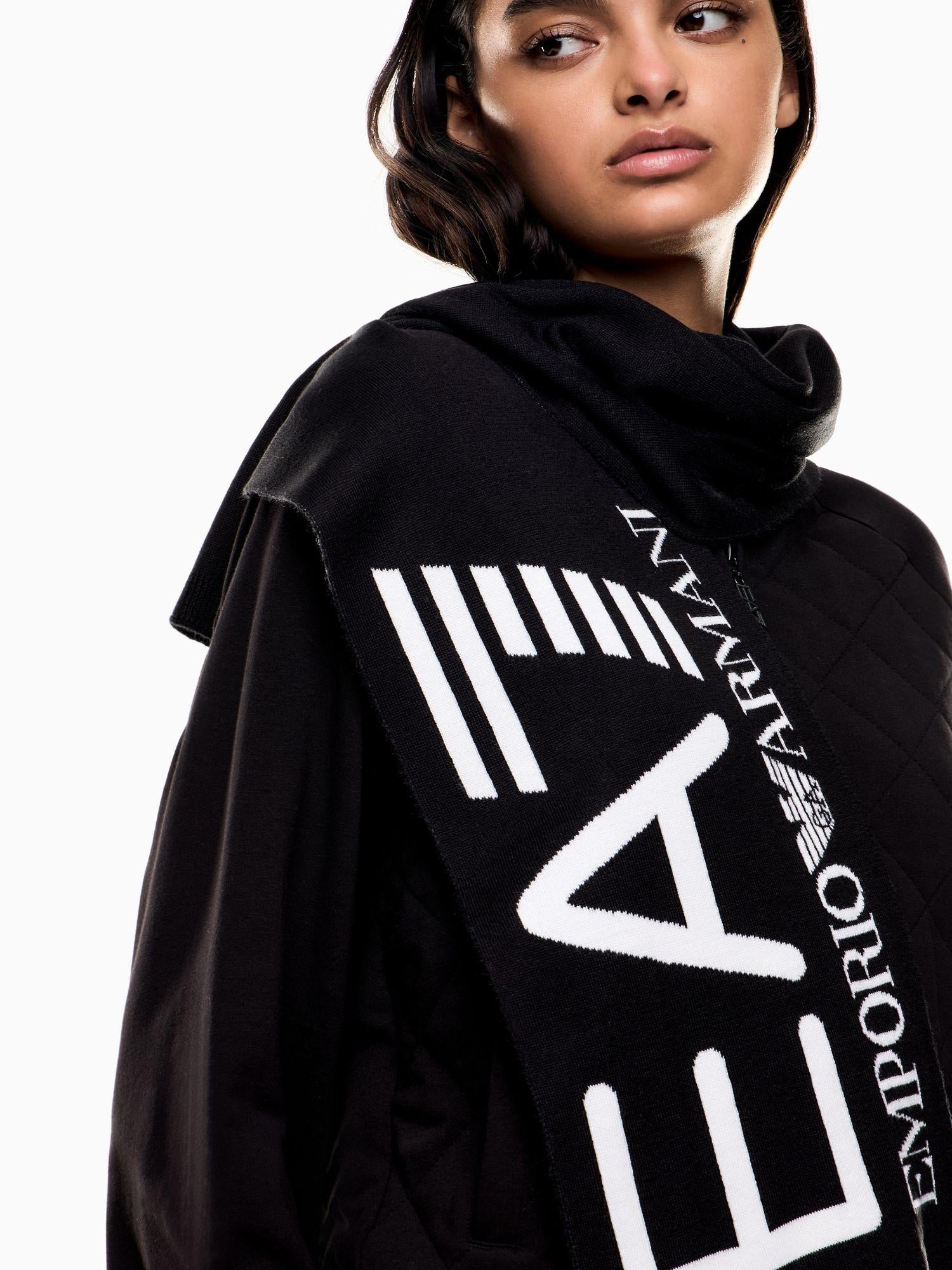 EA7 Emporio Armani Sciarpa Visibility con maxi logo EA7 Nero 7X000007 AF11994 MC008 EA7 EMPORIO ARMANI
