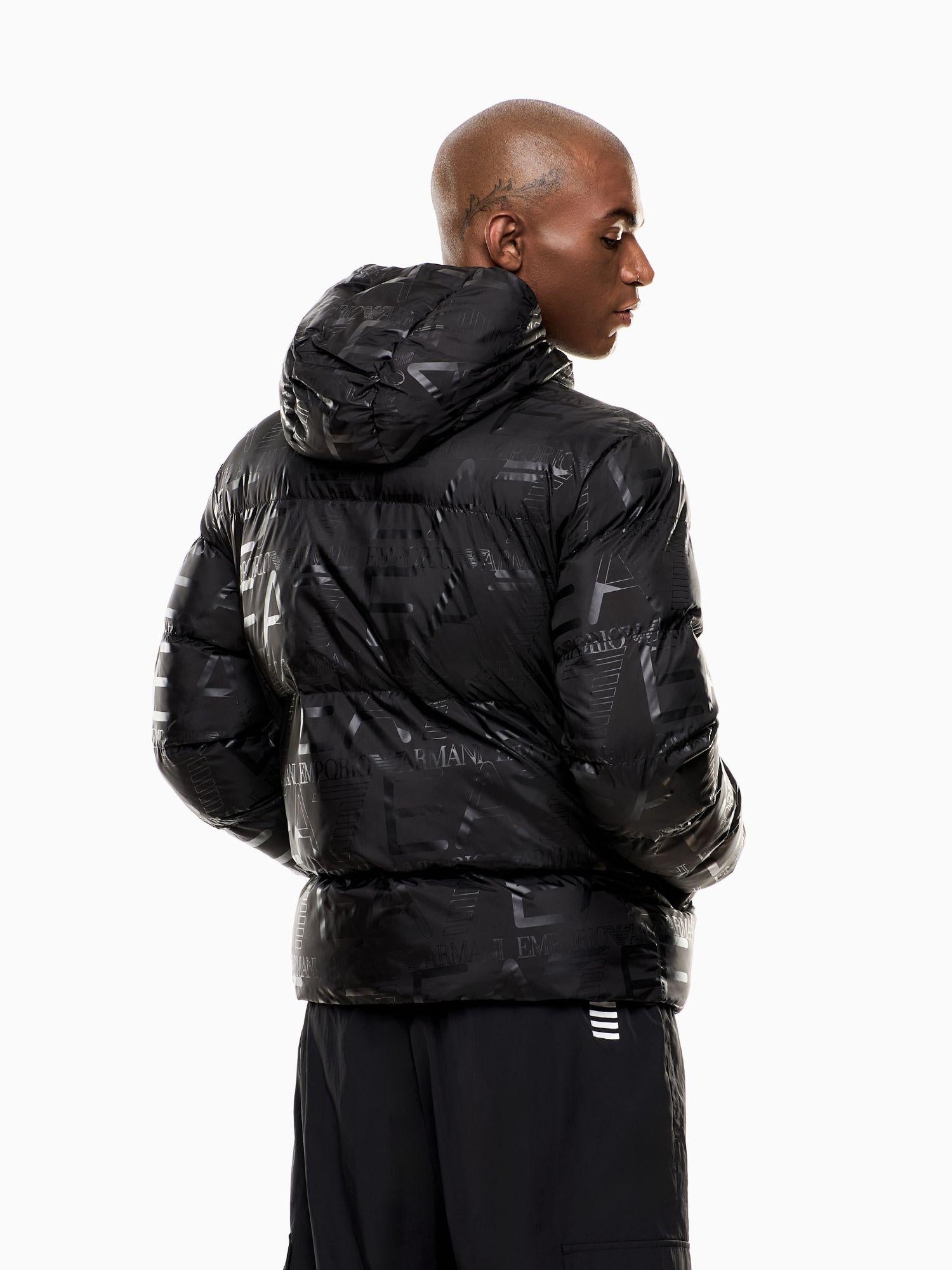 EA7 Emporio Armani Giacca Imbottita con Cappuccio Uomo Stampa Logo All-Over Nero 7M000697 AF15969 UC001 EA7 EMPORIO ARMANI