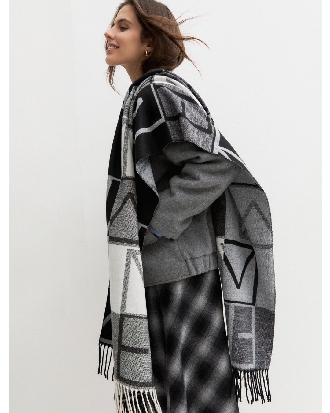 Stola jacquard con logo Emmegram Nero 2625546012200 002 EMME MARELLA 