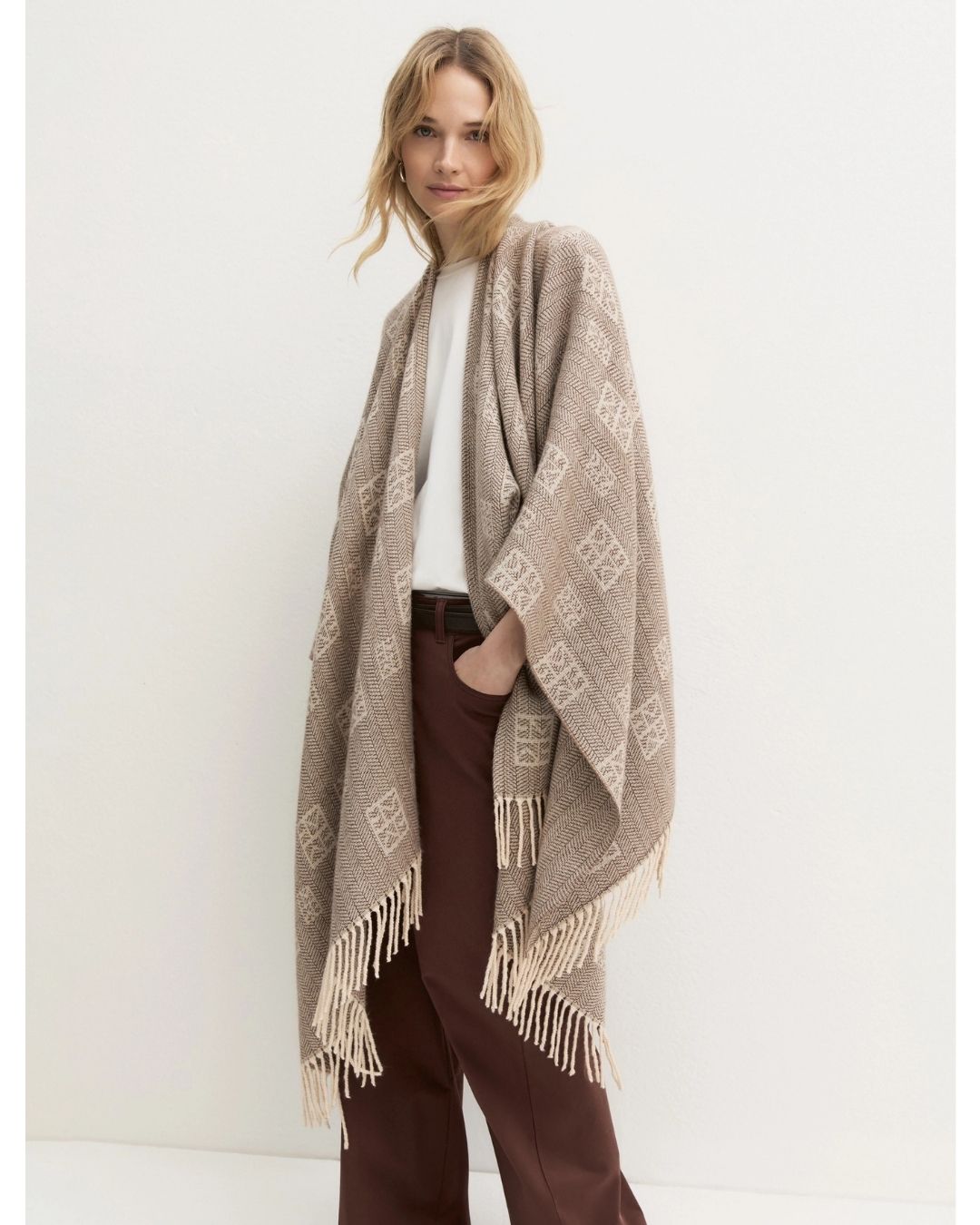 Poncho jacquard con frange Cammello 2625736021200 001 EMME MARELLA 