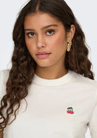 Jacqueline De Yong T-Shirt Donna Pisa Bianca con Ciliegia 15298612 Cloud Dancer CHERRY JACQUELINE DE YONG 