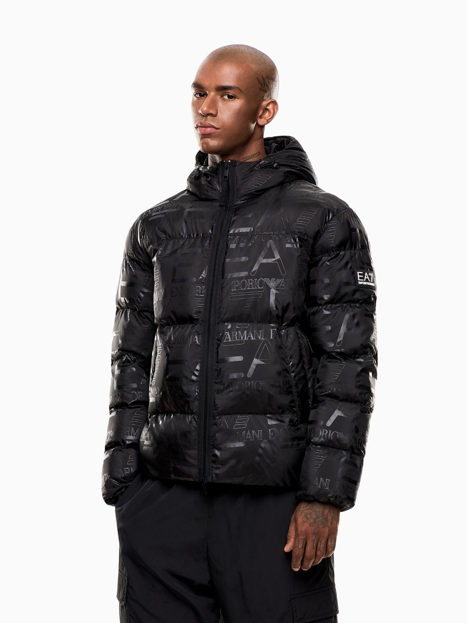 EA7 Emporio Armani Giacca imbottita con cappuccio stampa logo all-over Uomo Nero 7M000697 AF15969 UC001 EA7 EMPORIO ARMANI 