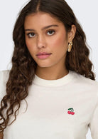 Jacqueline De Yong T-Shirt Donna Pisa Bianca con Ciliegia 15298612 Cloud Dancer CHERRY JACQUELINE DE YONG 